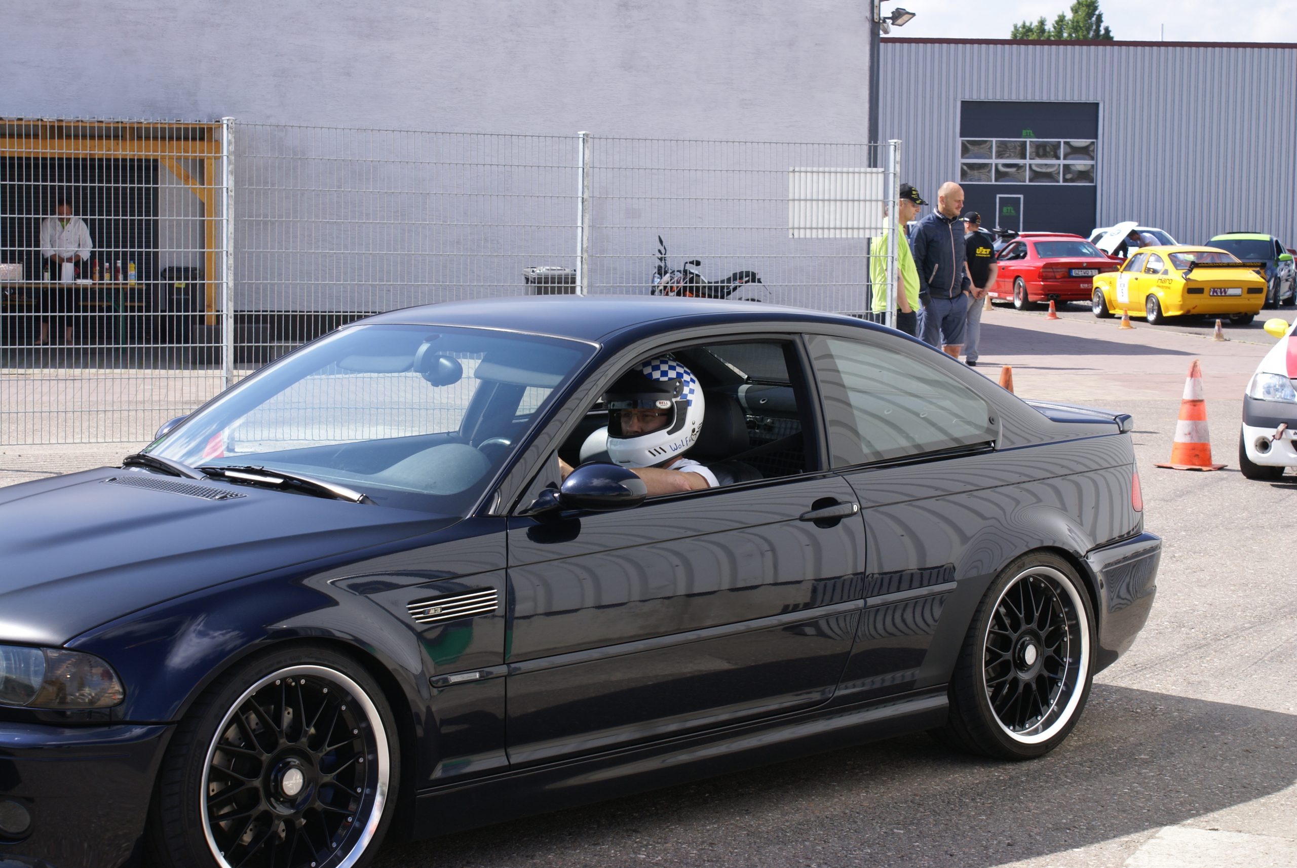 Schwarzer BMW mit Fahrer