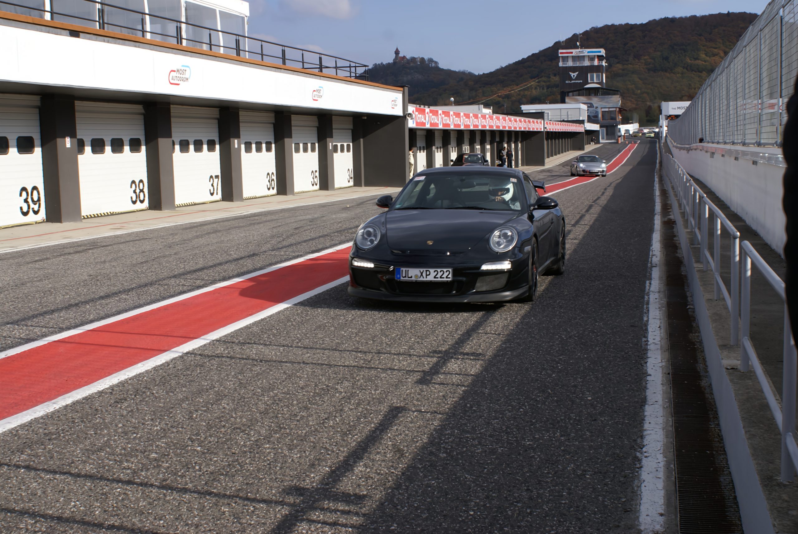 Schwarzer Porsche in der Boxengasse