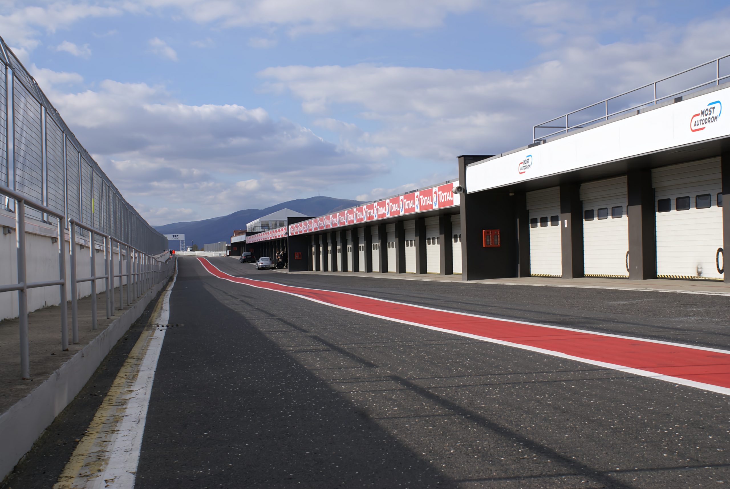 Boxengasse bei Motorsportveranstaltung