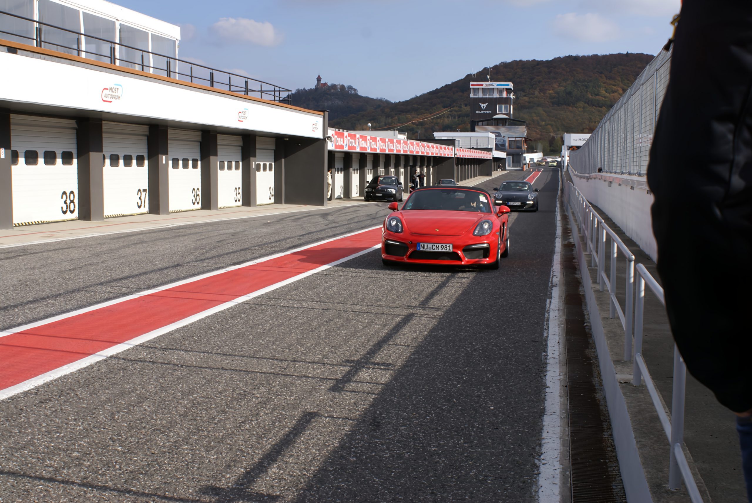 Roter Porsche in der Boxengasse