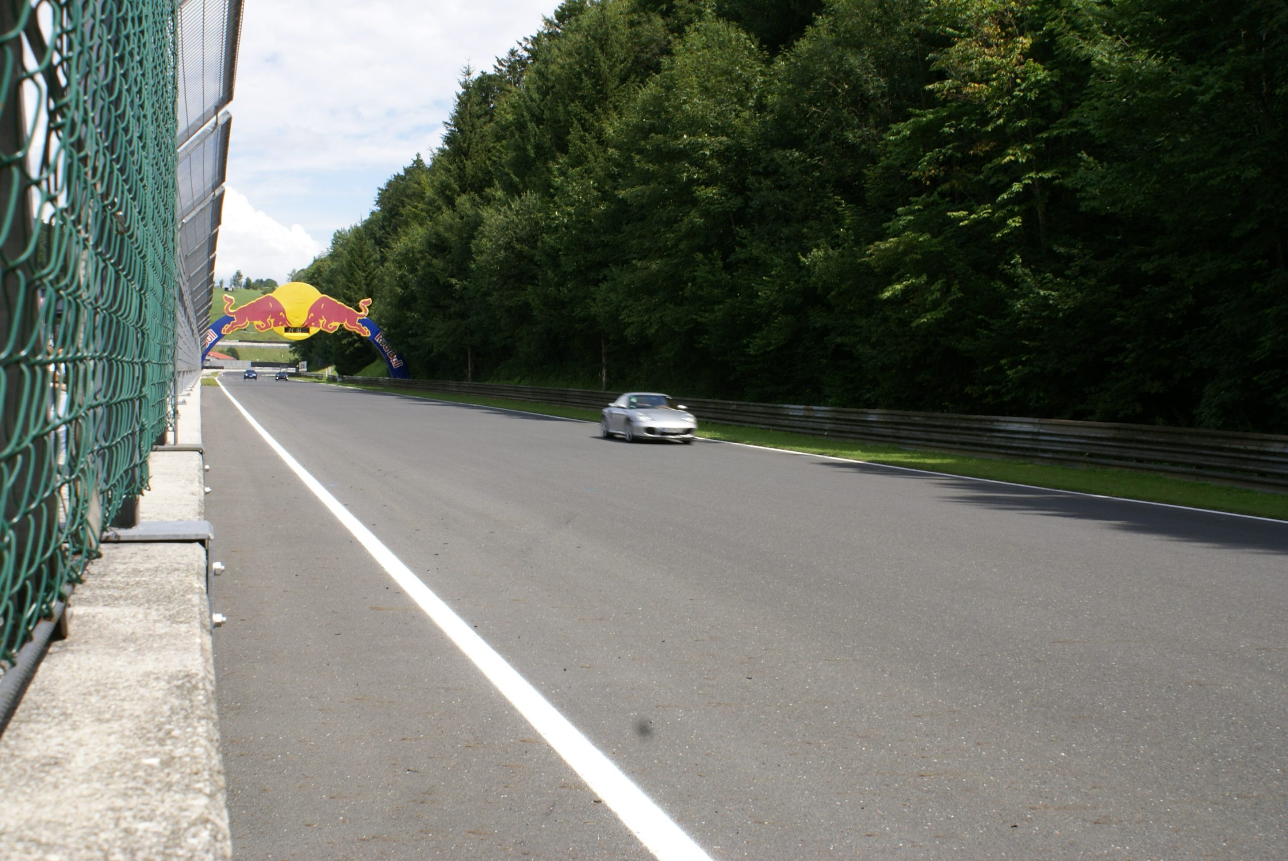 Sportwagen auf der Strecke am Salzburgring