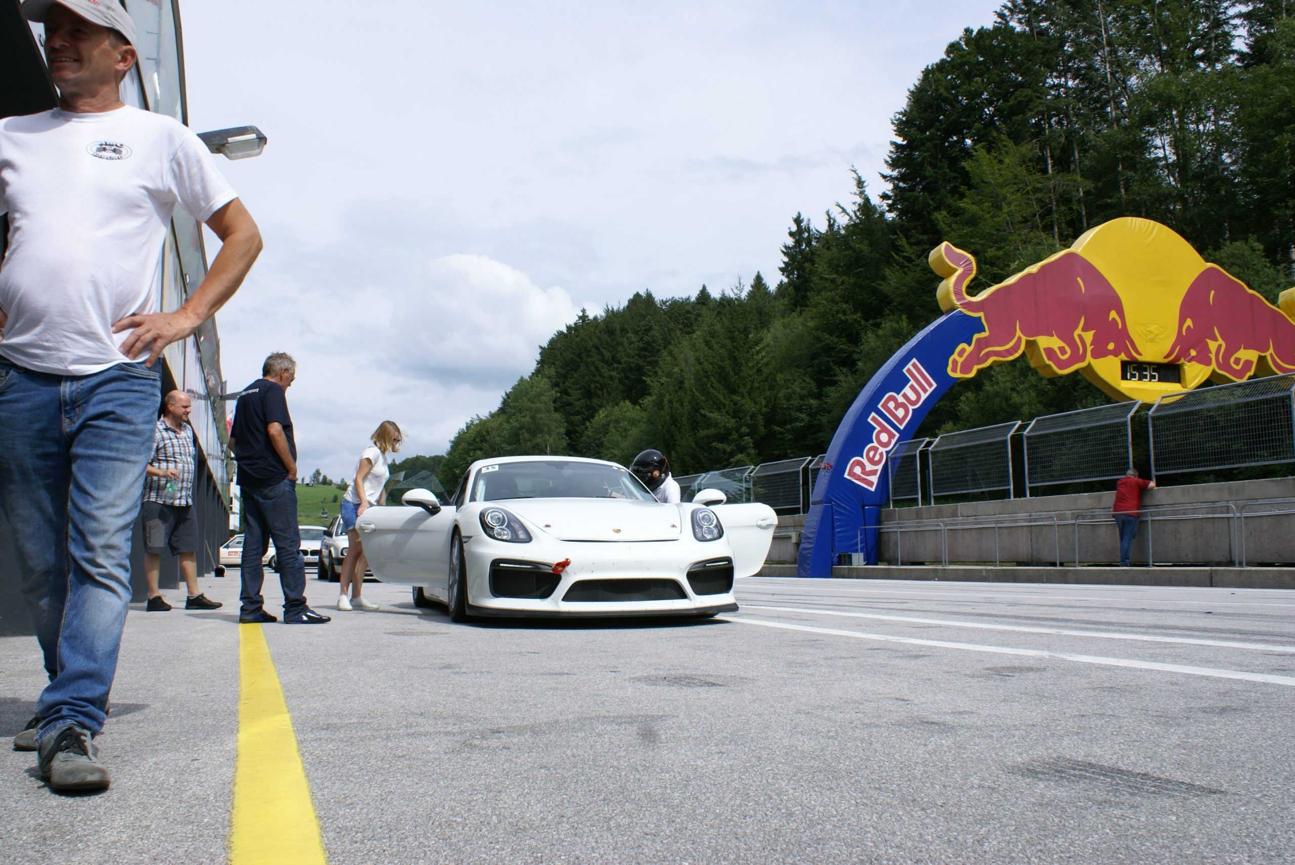 Porsche in der Start-/Boxengasse am Salzburgring