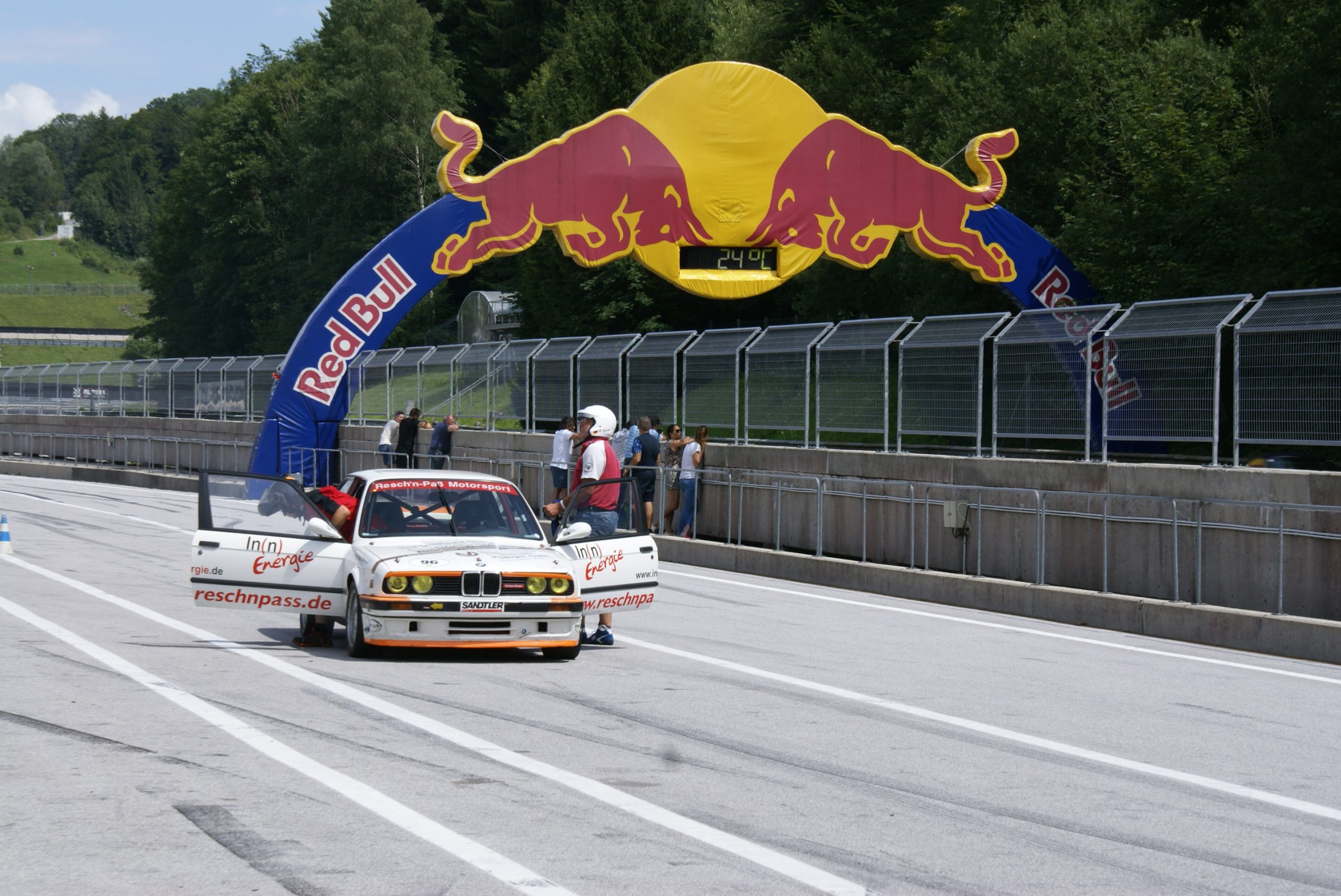 Rennfahrzeug unter Red Bull Bogen am Salzburgring