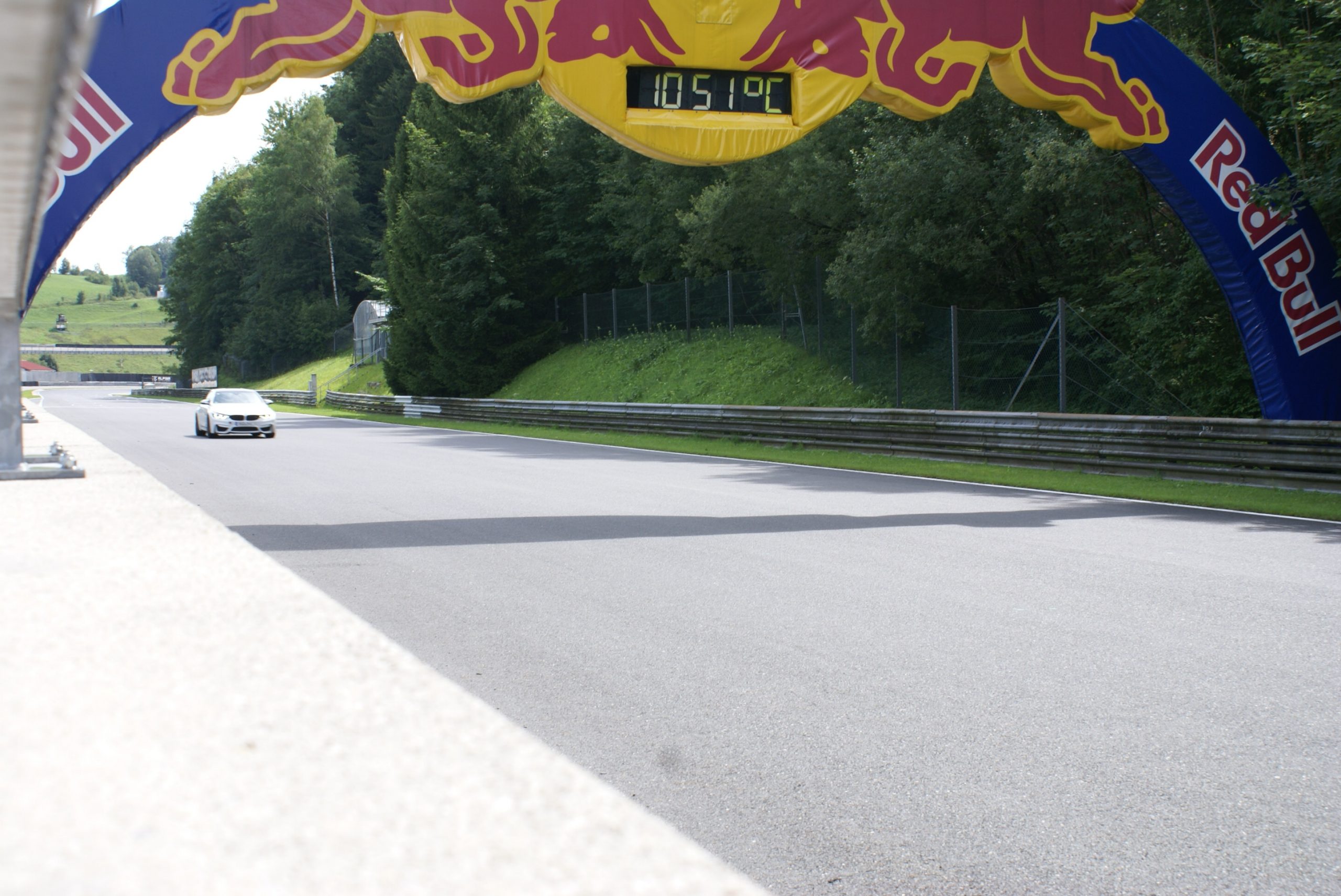 Fahrzeug unter Red Bull Bogen am Salzburgring