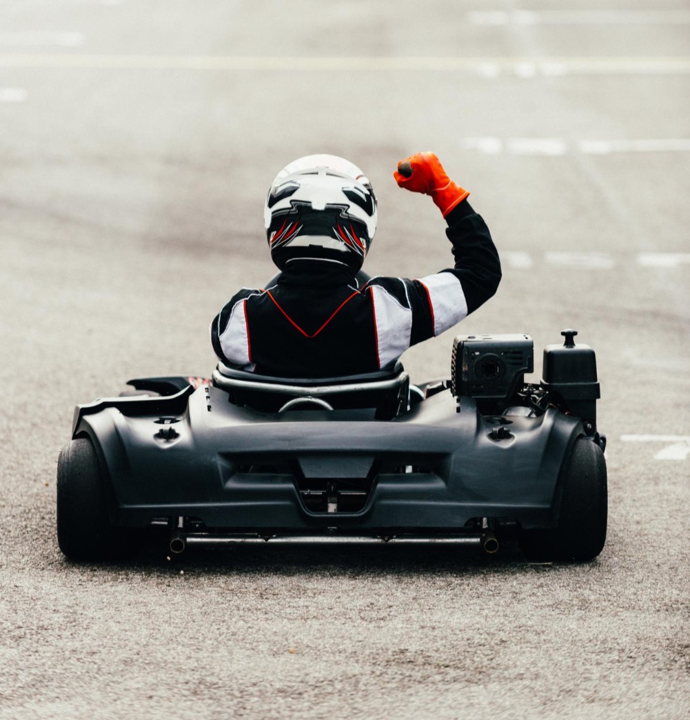 Kartfahrer im Zieleinlauf